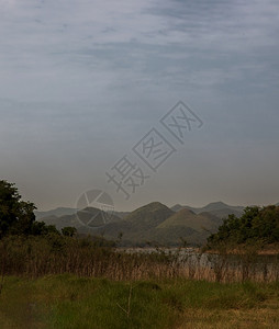 树旅行以背景为的湖边和山脉对的观察早晨图片