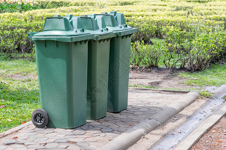 能够城市公园的大型绿色垃圾箱帽倾倒图片
