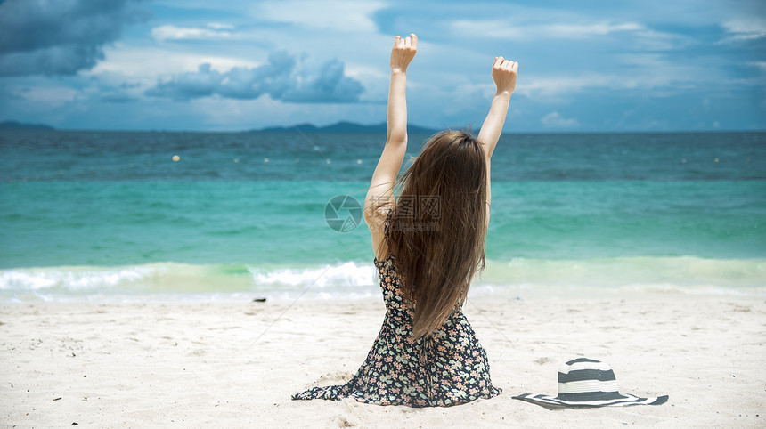 海边度假的女人图片