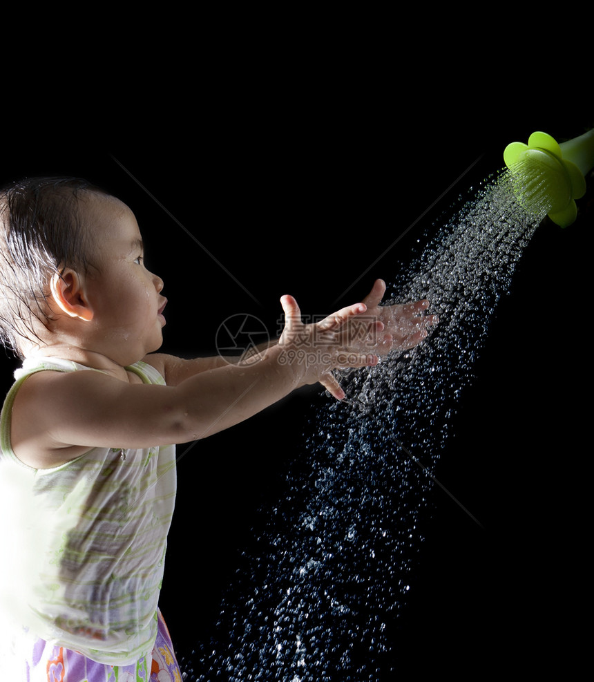 亚洲婴儿在黑色背景上玩水的脸文件亚洲婴儿在黑色背景上玩水的脸人们快乐喜悦图片