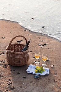液体两杯红酒白葡萄站在沙地上海滩除葡萄和篮子外还有一瓶酒欢呼浪漫图片