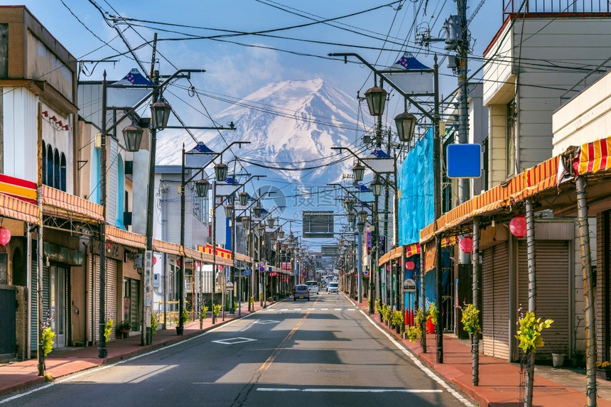 街道日本富士山背景的藤井田路日本天空图片
