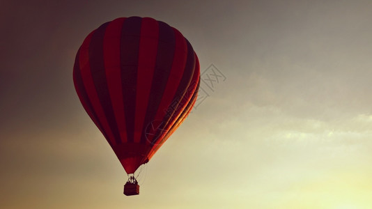 日落时有多彩热气球在飞行自然的色彩背景与天空山丰富多彩的黎明图片