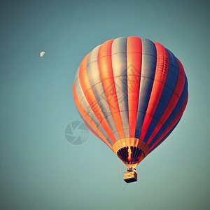 娱乐日落时有多彩热气球在飞行自然的色彩背景与天空黎明橙图片