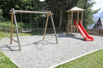 童年城市夏季在儿童游乐场的空闲活动操图片