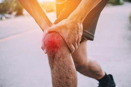韧带髌骨男子跑者在早晨慢运动但步时意外腿痛体育与健康身背景图片