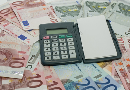 男人白色的用纸笔和计算器欧元货币经济图片