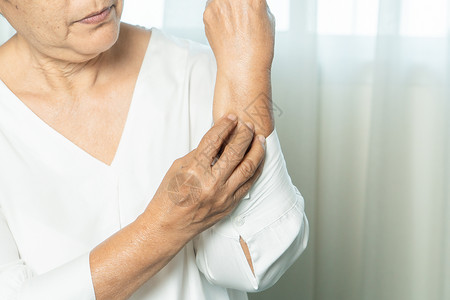 疼痛刺激白色的高龄妇女手痒系于肝脏手臂保健和医药概念上图片