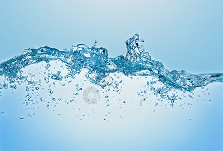 水池中的蓝色泡和气在白色背景上有文字空间纯度自然运动图片