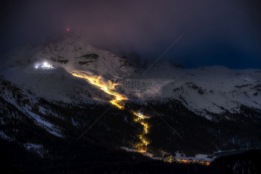 雪山夜景风光图片