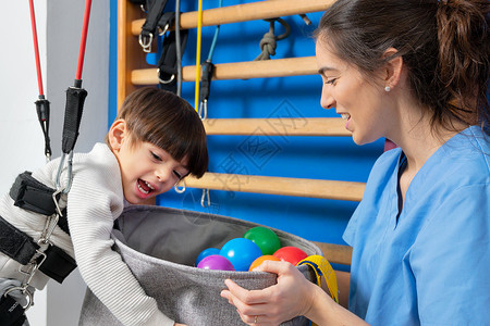 时令已快到惊蛰快乐的麻痹残疾儿童在康复治疗医院玩耍学习和锻炼残疾儿童的生活方式快乐残疾儿童概念在康复治疗医院玩耍学习和锻炼残疾儿童的生活方式快背景
