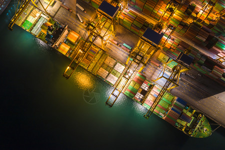 进口车泰国大型货集装箱船乘大型货集装箱船在泰国夜间照明时从无人驾驶飞机摄像头对望上方的无人驾驶摄影机多于背景图片