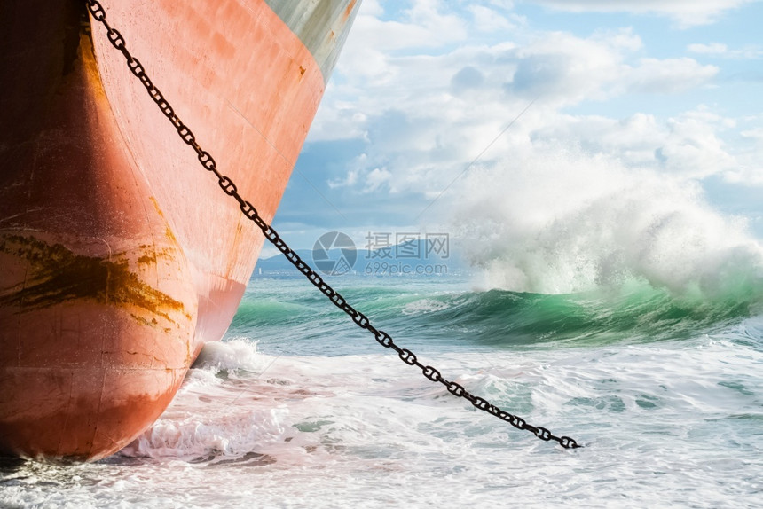 钓鱼海难洋一艘停泊在岸边的船舶波浪正同时撞上船侧海岸的搁浅船舶侧撞上面图片