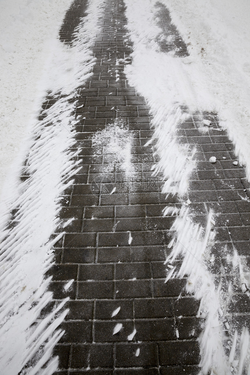 冬季的雪净化不足城市基础设施关闭城市基础设施紧闭部分人行或路由瓷砖铺出来的路段在冬季该市的积雪清理不干净一月小路暴风雪图片