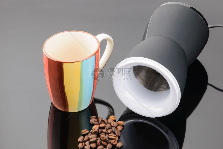 咖啡研磨机和彩色马克杯图片