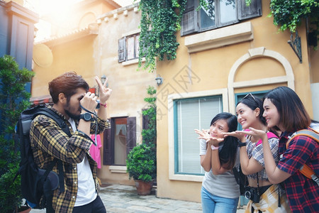 自游自在户外幸福亚洲集团年轻人与朋友背包一起散步快乐的朋友正在拍摄照片和自在假日概念旅行上时间比较慢而喜悦的朋友们在拍照和自友谊背景