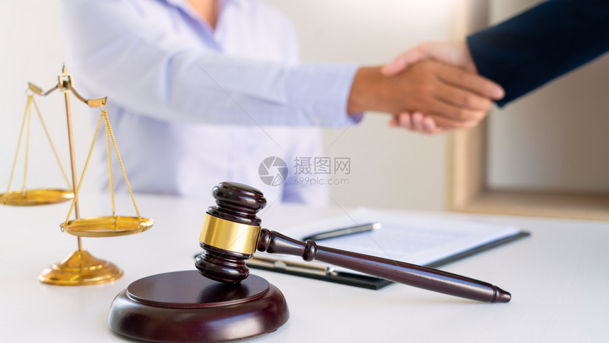 客户握手法官在同意签订院案件合同后已意订立一项合在A审判室法律服务概念a一种工作律师图片