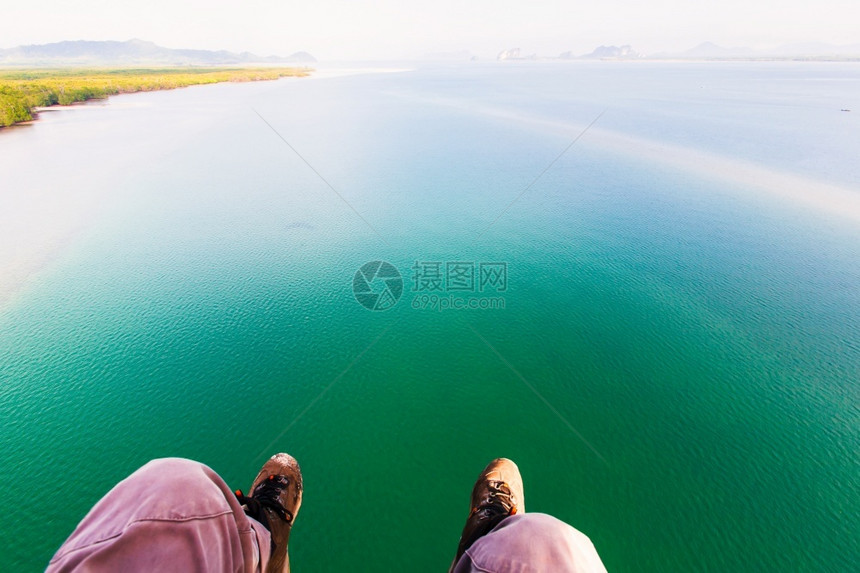 运动降落伞松弛飞过海上自由探索极端旅行娱乐概念的滑翔伞自由娱乐概念图片