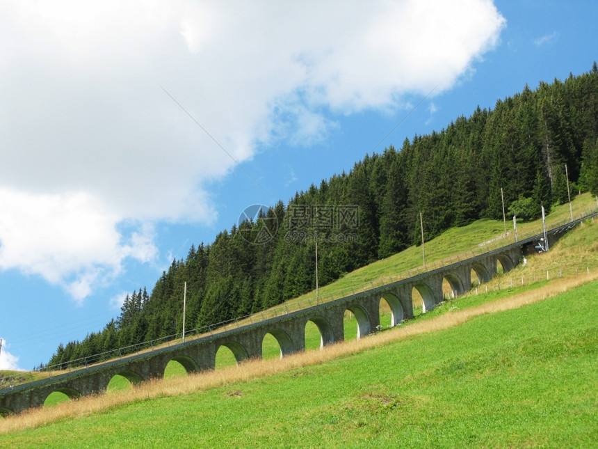 阿尔卑斯山Muerren的山区铁路公Shilthorn地区著名的瑞士滑雪胜地火车拱形的图片