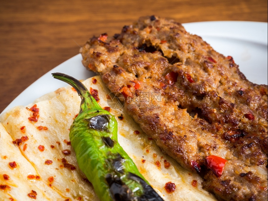 土耳其著服务阿达纳烤肉串图片