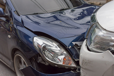 卡车驾驶回收在酒吧与小费候车保险之间的城市公路上车祸造成的交通事故背景图片