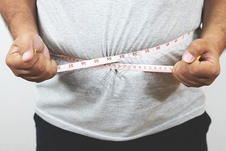 粽磅来袭肥胖男子想通过每天的锻炼来减肥控制食物饮失去胶带背景
