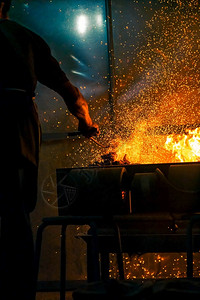 运动用手把烧炭的木做饭时用火和黑底点模糊粒子图片