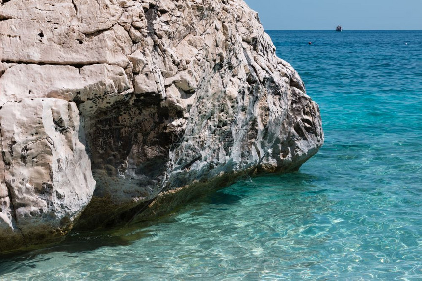 假期撒丁岛意大利夏季松石海附近的萨丁尼亚岛克利夫斯海景图片