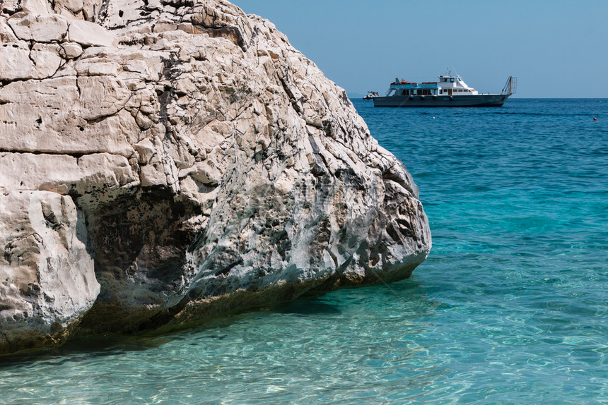 靠近巨石水意大利夏季松石海附近的萨丁尼亚岛克利夫斯图片