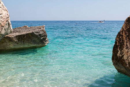 岩石意大利夏季松海附近的萨丁尼亚岛克利夫斯支撑放松图片