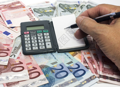 账单计算欧元货币纸的男子税经济图片
