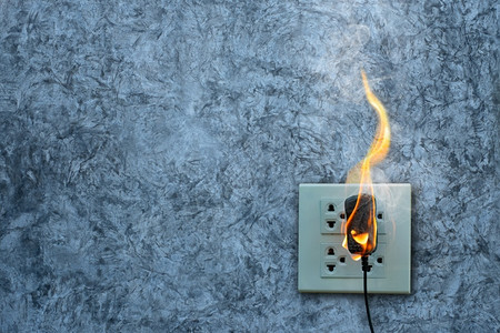 家火在混凝土墙壁的消防充电器调整上了有空间的混凝土背景绳索危险电压设计图片