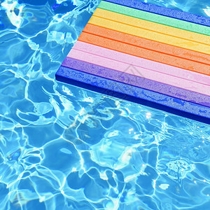游泳池中的彩色浮板背景图片