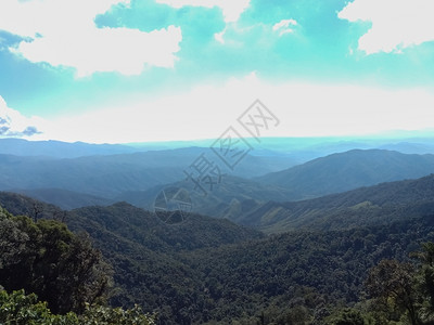 绿色风景优美丽的山丘和蓝天空爬坡道图片