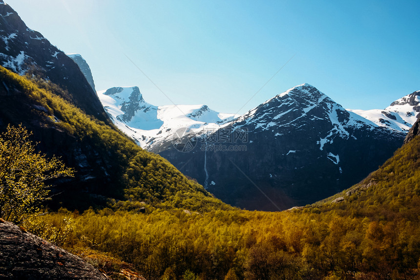 风景优美挪威的雪山和瀑春初挪威下雪的美丽图片