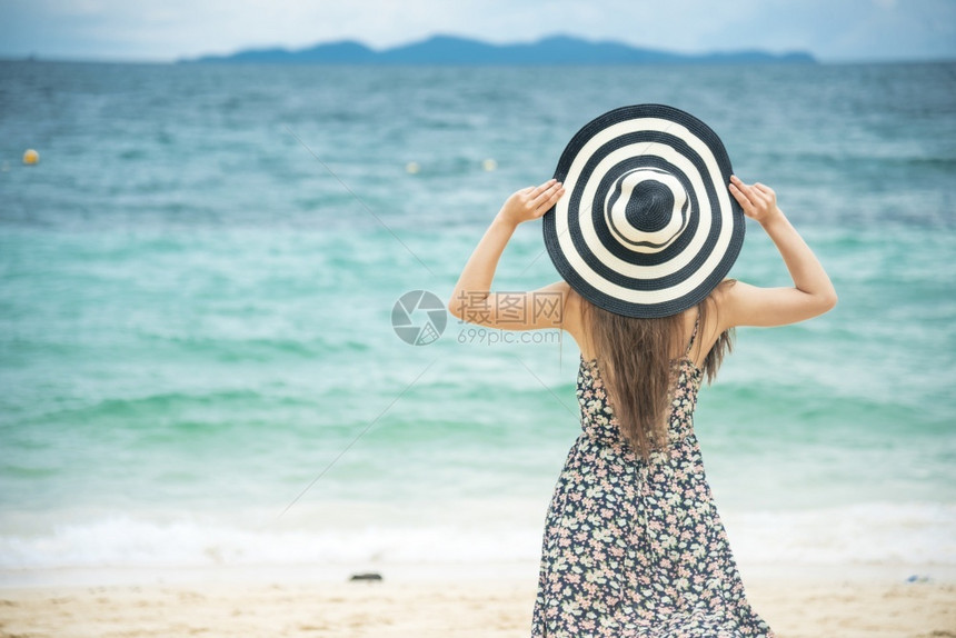 女人在海边享受度假图片