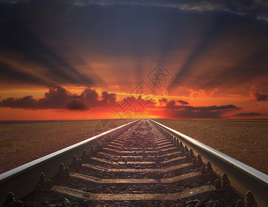 粗狂天空的红日落铁轨远离红日落铁路远离轨进入黑暗的风景狂火红日落运输设计图片