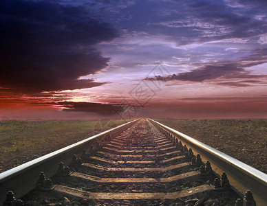 灰色的阴暗风景铁轨向远日夕阳走去铁路向远日夕阳之地铁路向远日夕阳之地运输导轨背景