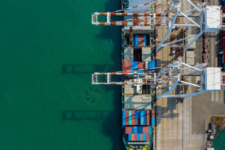 港贮存运输集装箱起航码头和重机卸载拖车卡运输空中最高视角海洋图片