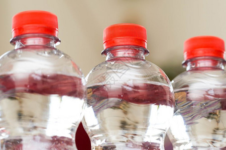 透明寒冷的苏打一排水瓶冒泡温泉红回收环境概念特写一排水瓶回收环境概念图片