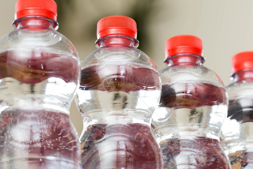 自然矿物一排水瓶冒泡温泉红回收环境概念特写一排水瓶回收环境概念苏打图片