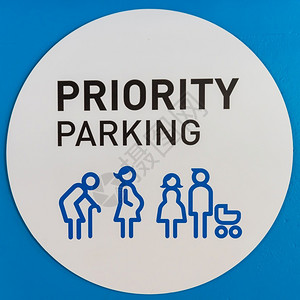 禁止放烟花爆竹迹象木板为老年人残疾孕妇男童和女提供停车标志白底蓝色的女插画