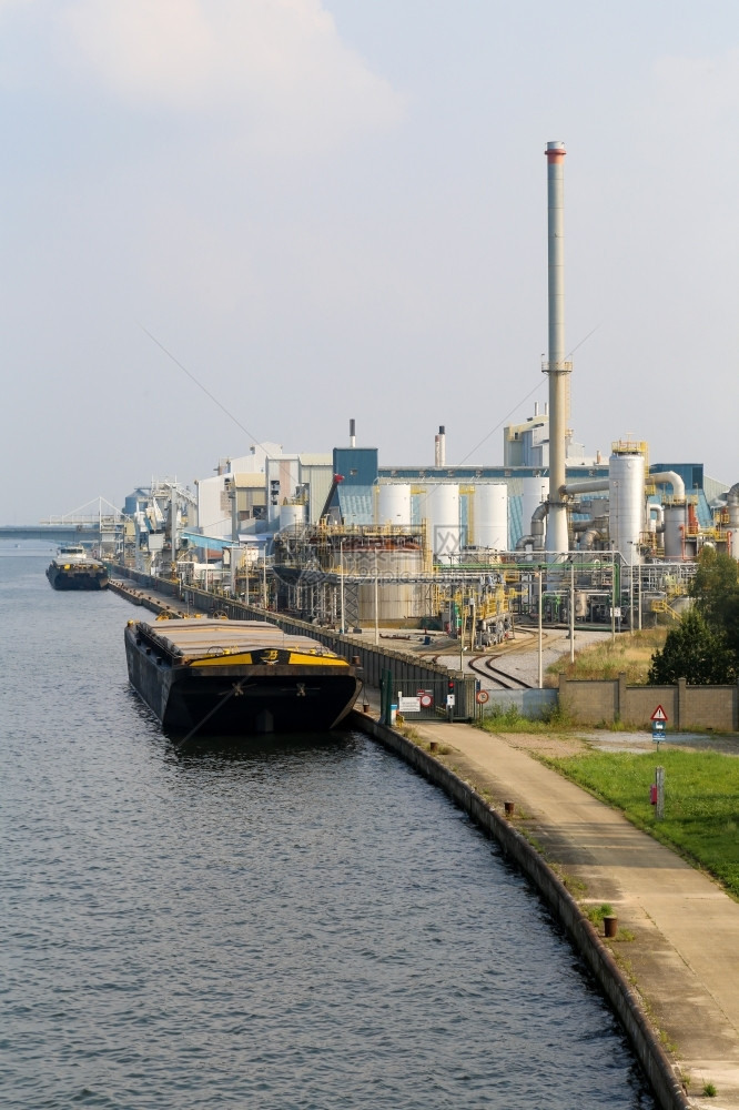 金属的环境比利时Albert运河沿线的工业行图片