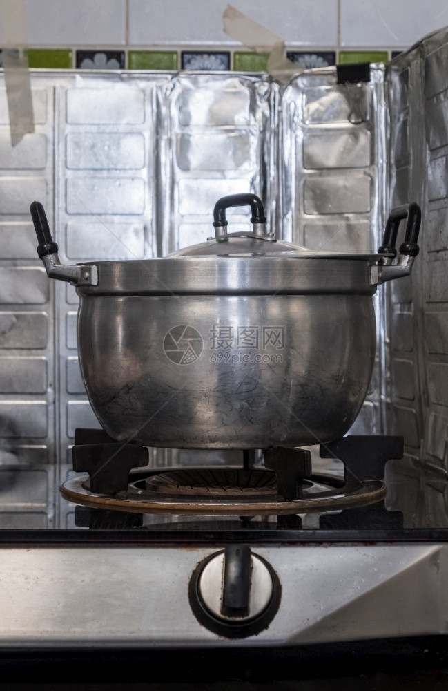 细节准备防锈的在市房厨做饭后在煤气炉灶上的大金属锅前视与复制空间的面景图片