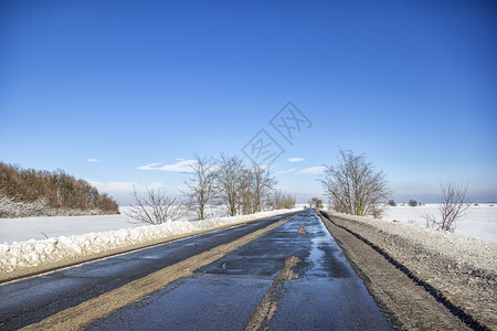 美丽的冰冬季有一条道路冬季有一条雪融化冬季乘车旅行的概念街道图片
