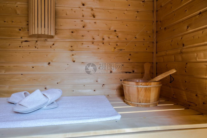 雪松健康的木制热桑拿室配有附件和木桶健康的制热桑拿室带附件热的汗图片