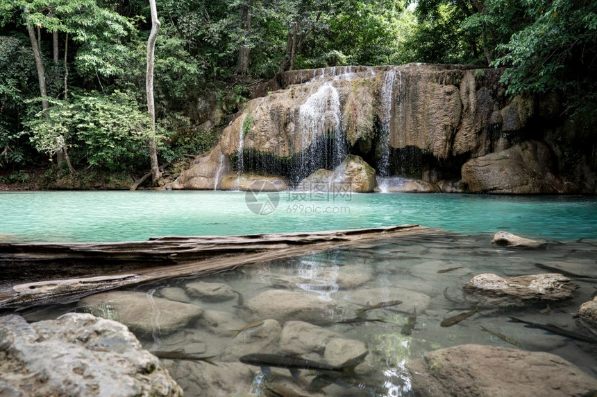 翠泰国Kanchanaburi公园的Erawan瀑布纯度绿色图片