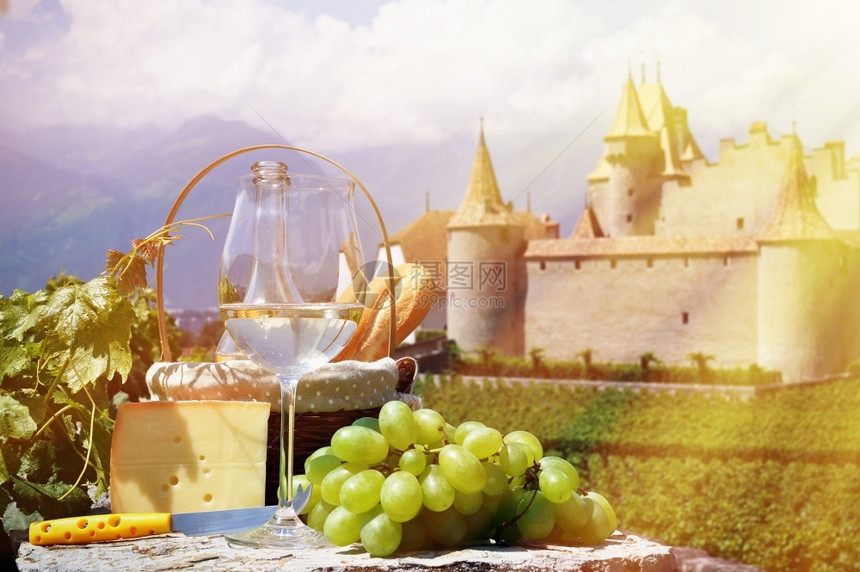 簇瑞士艾格勒酒和葡萄瑞士栽培金的图片