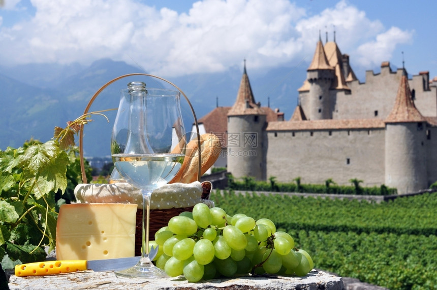 堡垒酒精落下瑞士艾格勒酒和葡萄瑞士图片