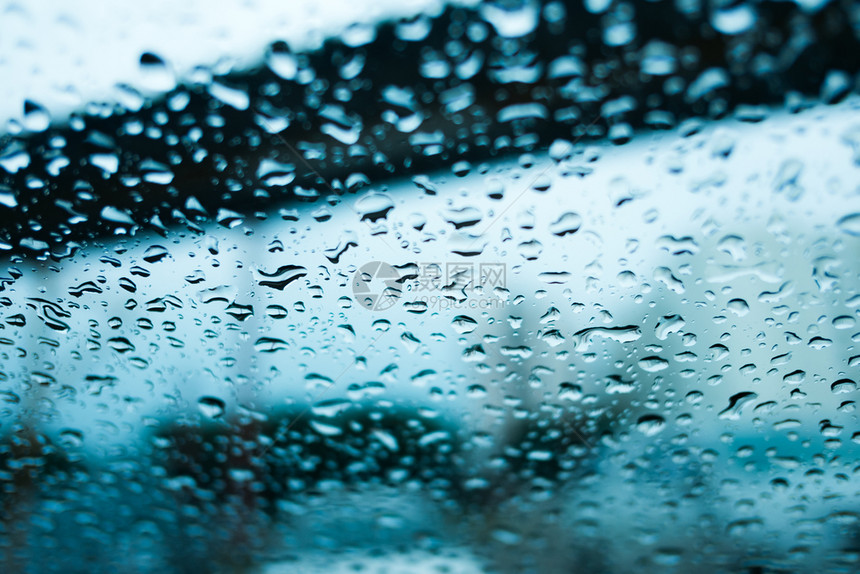 圆圈交通清除窗玻璃上的雨滴镜子水有选择焦点图片